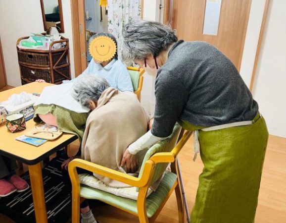 ご長寿と笑い転げるタッチケア訪問ボランティア♪