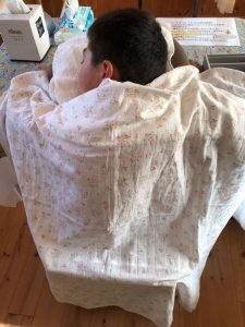 小さなお背中に刻まれる温かい手の記憶