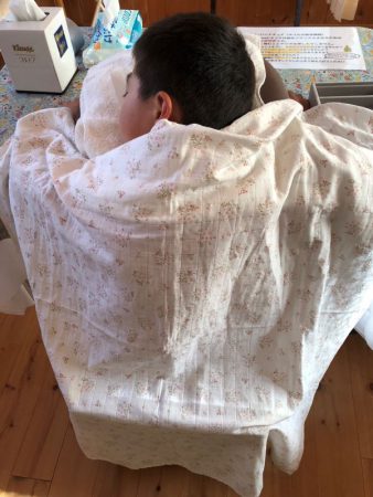 小さなお背中に刻まれる温かい手の記憶