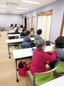 認知予防教室で温もりのタッチケア「花まるタッチ」