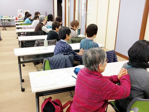 認知予防教室で温もりのタッチケア「花まるタッチ」